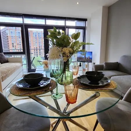 Stylish Escape - Spacious Balcony - Sleeps 4 Apartment *