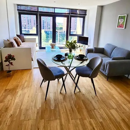 Apartment Stylish Escape - Spacious Balcony - Sleeps 4