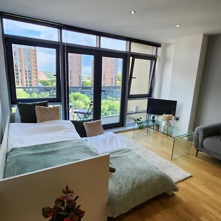 Stylish Escape - Spacious Balcony - Sleeps 4 Apartment Leeds (West Yorkshire)