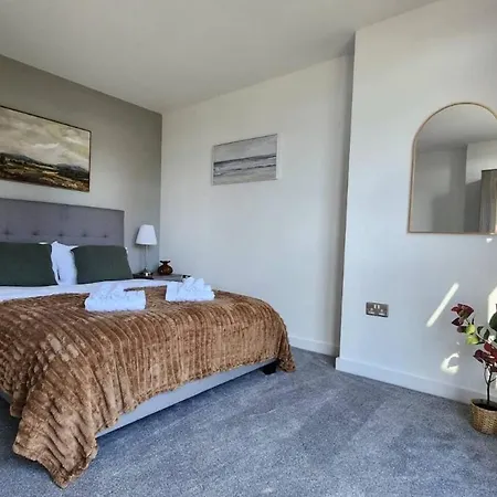 Stylish Escape - Spacious Balcony - Sleeps 4 *