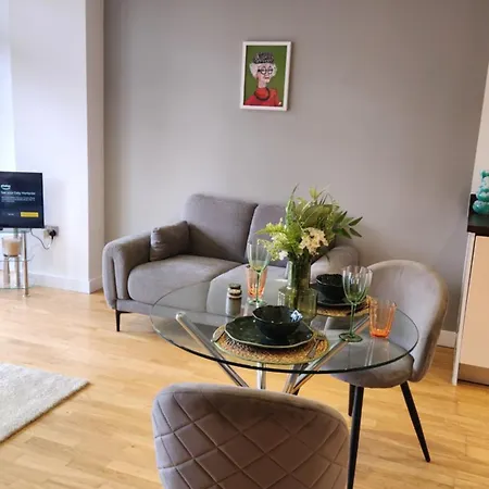 Stylish Escape - Spacious Balcony - Sleeps 4 * Leeds (West Yorkshire)