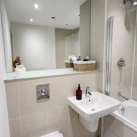 Apartment Stylish Escape - Spacious Balcony - Sleeps 4 Leeds (West Yorkshire)