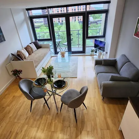 Stylish Escape - Spacious Balcony - Sleeps 4