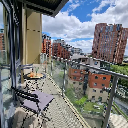 Stylish Escape - Spacious Balcony - Sleeps 4 *