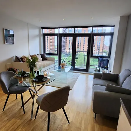 Stylish Escape - Spacious Balcony - Sleeps 4