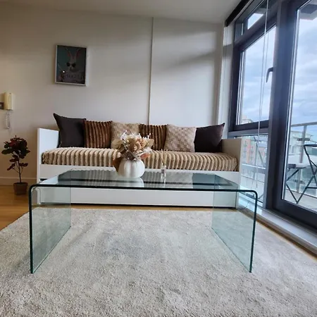 Apartment Stylish Escape - Spacious Balcony - Sleeps 4