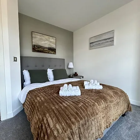 Stylish Escape - Spacious Balcony - Sleeps 4 *