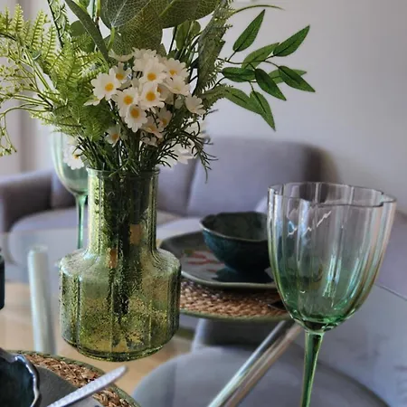 Apartment Stylish Escape - Spacious Balcony - Sleeps 4