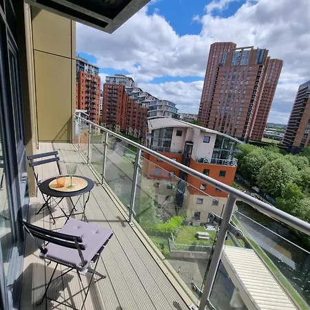Apartment Stylish Escape - Spacious Balcony - Sleeps 4 Leeds (West Yorkshire)