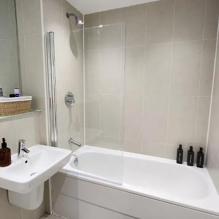 Stylish Escape - Spacious Balcony - Sleeps 4 Leeds (West Yorkshire)